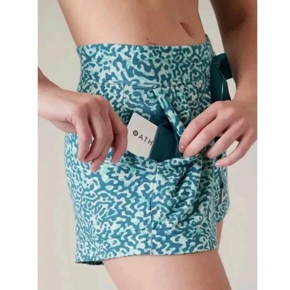Athleta Blue Leopard Balance 4" Shortie Size S - Picture 3 of 6